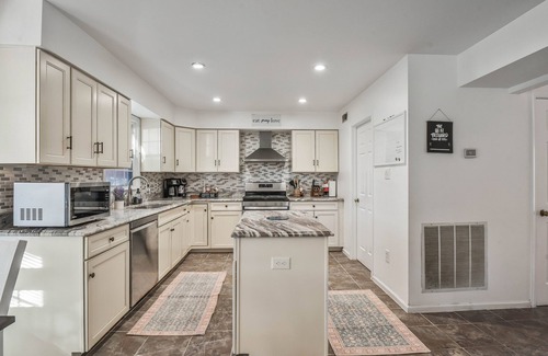 Fairfax House | Dulles Luxury: Sleeps 20!