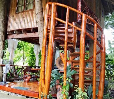Dumaguete House | Forest Retreat: Dumaguete Oasis Treehouse for Families & Pets
