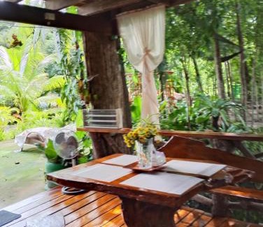 Dumaguete House | Forest Retreat: Dumaguete Oasis Treehouse for Families & Pets