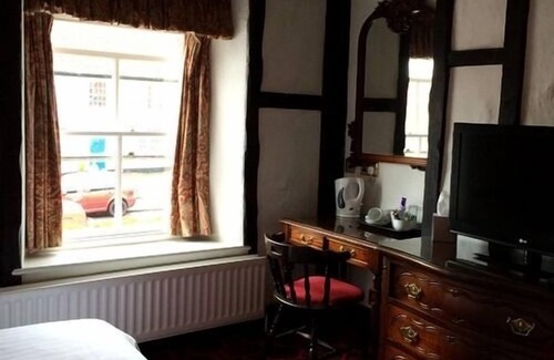Sedgefield House | Highly Rated Dun Cow Inn: Family-Friendly Dining & Comfort