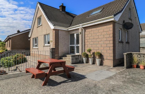 Stornoway House | Elegant Dunard Villa: Family-Friendly with Stellar Reviews