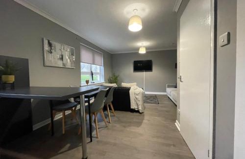 Coatbridge House | Family-Friendly Retreat at Dunbeth House - Pet Welcoming Stay