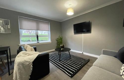 Coatbridge House | Family-Friendly Retreat at Dunbeth House - Pet Welcoming Stay