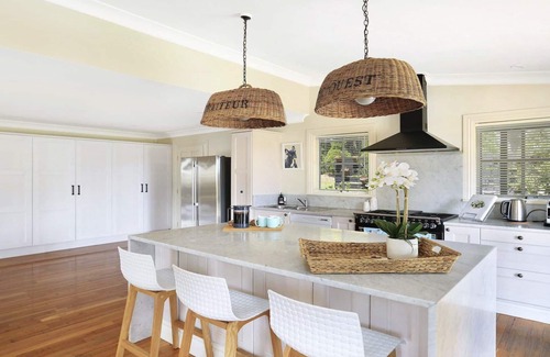 Bundanoon House | Pet-Friendly Retreat at Duncraig House with Spa & Fireplace