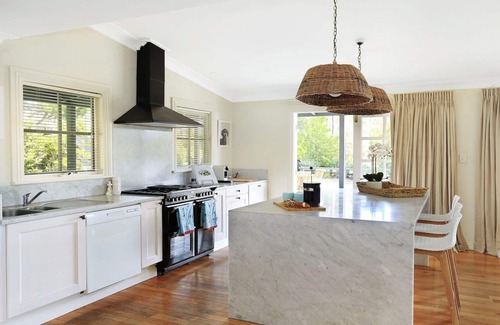 Bundanoon House | Pet-Friendly Retreat at Duncraig House with Spa & Fireplace