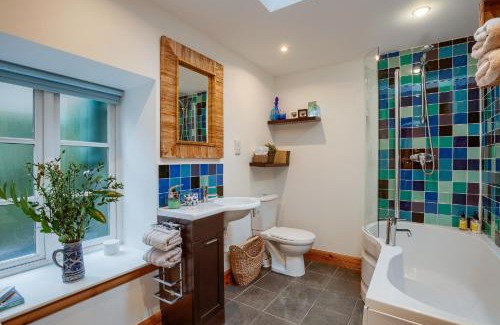 Comrie House | Unforgettable Dundas Flat: Pet-Friendly Retreat in Comrie