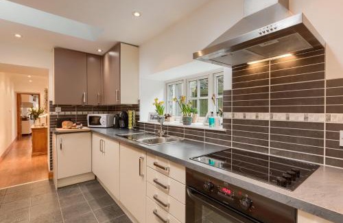 Comrie House | Unforgettable Dundas Flat: Pet-Friendly Retreat in Comrie