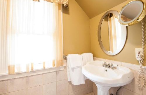 Queens Square Hotel | Discover Dundee Arms Inn: Family-Friendly Stay & Great Reviews