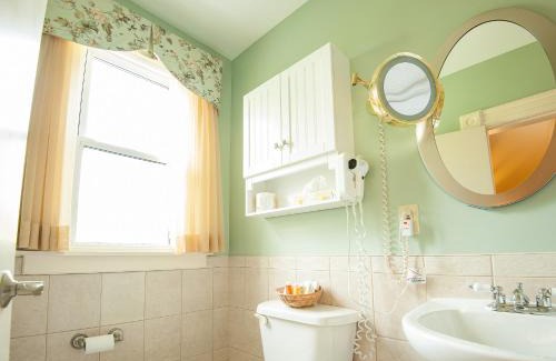 Queens Square Hotel | Discover Dundee Arms Inn: Family-Friendly Stay & Great Reviews