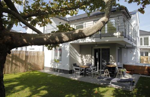 Szentendrei Apartment | Experience Dundee's Point: Oceanfront Bliss & Top-Rated Stays