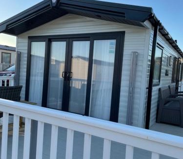 Lossiemouth Apartment | Beachside Retreat at Dune View Caravan - Guest Rated 9.6/10