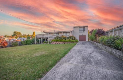 Bridport House | Beachfront Retreat with Family-Friendly Amenities