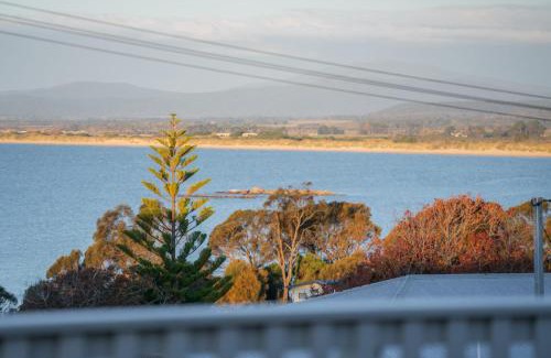 Bridport House | Beachfront Retreat with Family-Friendly Amenities
