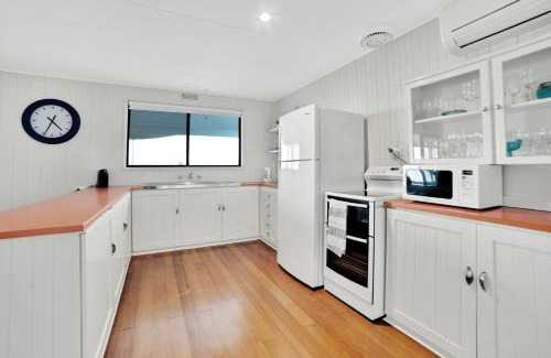 Bridport House | Beachfront Retreat with Family-Friendly Amenities