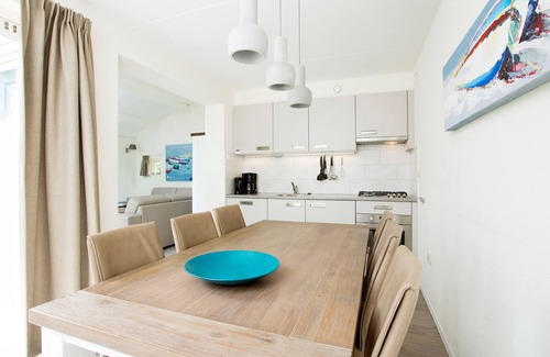 Bohemen en Meer en Bos Villa | Cozy Beachside Retreat with Fireplace and Family Amenities