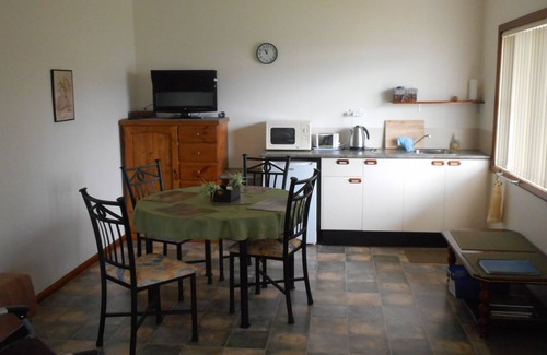 Dunedoo Cabin | Relaxing Escape at Dunedoo - Caddy Shack with Pool & Kitchen