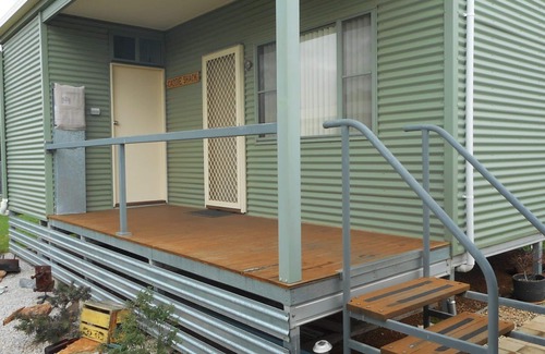 Dunedoo Cabin | Relaxing Escape at Dunedoo - Caddy Shack with Pool & Kitchen