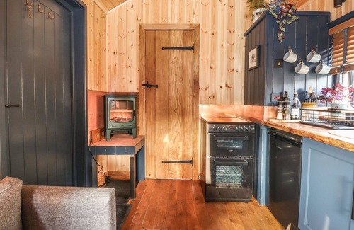 Knock Cottage | Cozy Dunfell Shepherd's Hut: Pet-Friendly Retreat in Nature