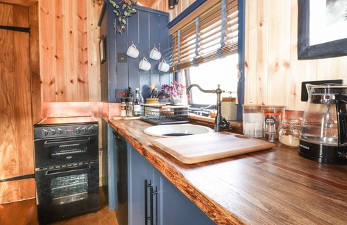 Knock Cottage | Cozy Dunfell Shepherd's Hut: Pet-Friendly Retreat in Nature