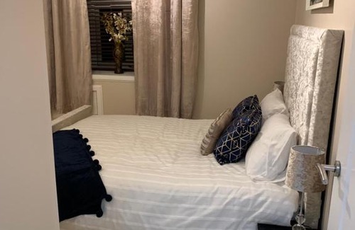 Dunfermline Apartment | Convenient Dunfermline GF Flat Near Train Station & Shops