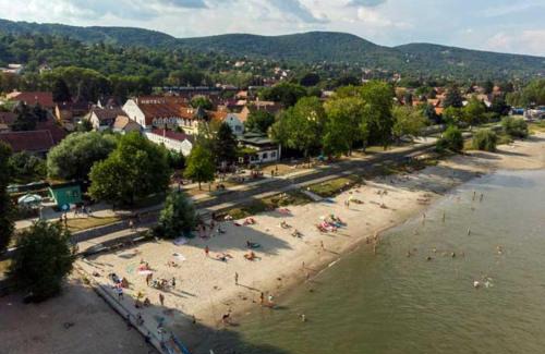 Nagymaros House | Oceanfront Dunna Vendégház - Guest Rated 9.7/10