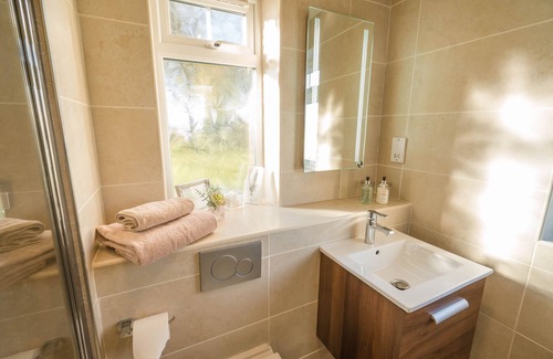 Fintry Bed & Breakfast | Discover Dunroamin: Top-Rated Hotel with Family Amenities