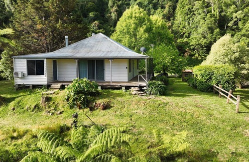 Beaumont House | Unforgettable Dunrose Cottage with Breathtaking Mountain Views