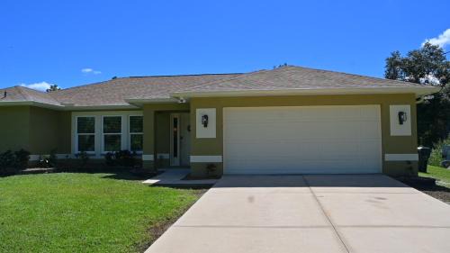 North Port House | Discover Dunsmuir House - A Unique Getaway Awaits