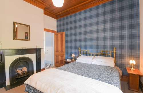 Clyde Hotel | Discover Dunstan House: Family-Friendly Stay with Breakfast