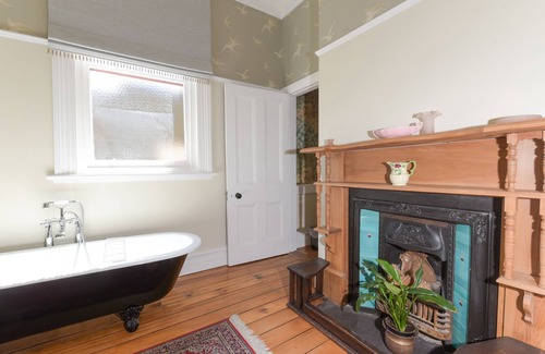 Clyde Hotel | Discover Dunstan House: Family-Friendly Stay with Breakfast