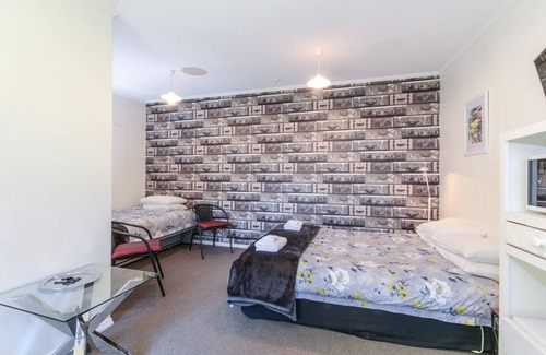 Clyde Hotel | Discover Dunstan House: Family-Friendly Stay with Breakfast