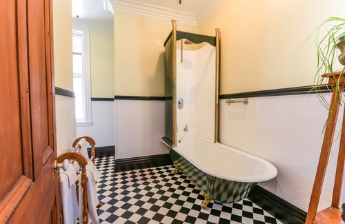 Clyde Hotel | Discover Dunstan House: Family-Friendly Stay with Breakfast