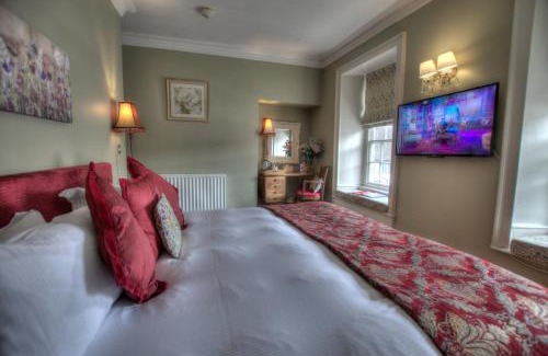 Dunster Hotel | Cozy Dunster Castle Hotel with Ocean Views and Breakfast