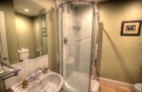Dunster Hotel | Cozy Dunster Castle Hotel with Ocean Views and Breakfast