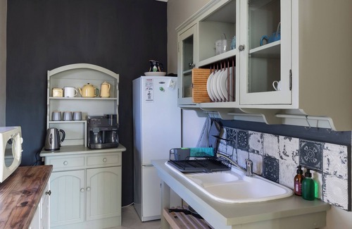 Clovelly Cabin | Relax at Dunvegan Lodge with Ocean Views and Pool Access