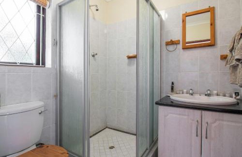 Kenton on Sea Apartment | Cozy Dunwerkin Bachelor Flat with Ocean View & Breakfast