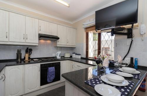 Kenton on Sea Apartment | Cozy Dunwerkin Bachelor Flat with Ocean View & Breakfast