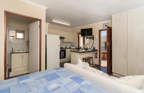 Kenton on Sea Apartment | Cozy Dunwerkin Bachelor Flat with Ocean View & Breakfast