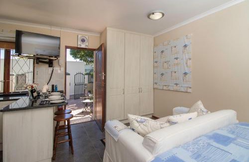 Kenton on Sea Apartment | Cozy Dunwerkin Bachelor Flat with Ocean View & Breakfast