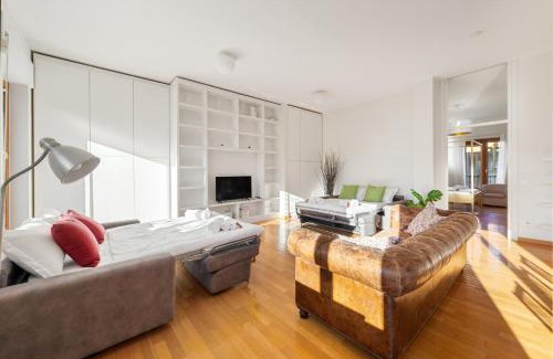 Carrobbio Apartment | Experience Duomo Dietro l'Angolo - Family-Friendly Getaway