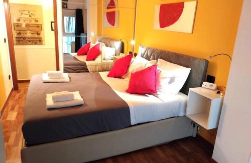 Tricolore Apartment | Discover Duomo Home: Family-Friendly with Breakfast Included