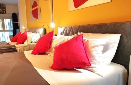 Tricolore Apartment | Discover Duomo Home: Family-Friendly with Breakfast Included