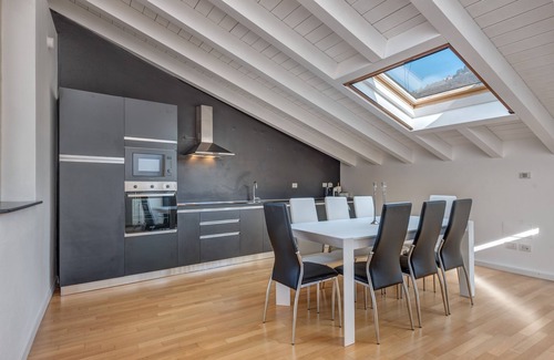 Como City Centre Apartment | Elevate Your Stay at Duomo-Porta Torre Penthouse Retreat