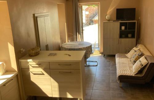 Partinello Apartment | Cozy Duplex for 4: Oceanfront with Wifi & Pet-Friendly