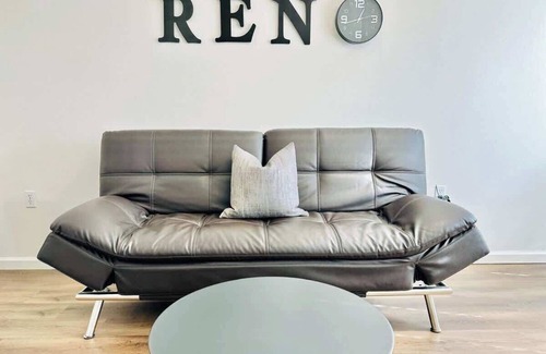 Reno House | Duplex, 4Bd 4Ba, 6TVs, Sleeps 14