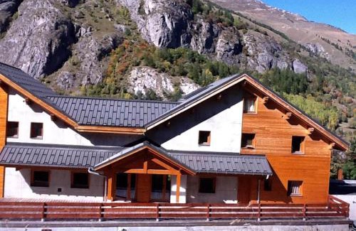 Valloire Apartment | Spacious Duplex for 10 with Balcony in Valloire
