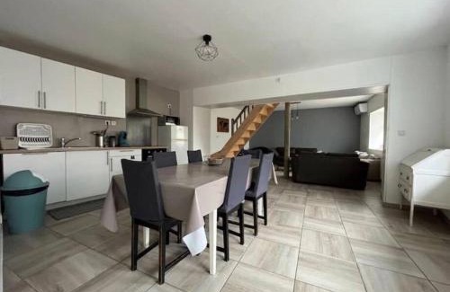 Vernou-la-Celle-sur-Seine Apartment | Family-Friendly Duplex for 8 Near Fontainebleau, Rated 10/10