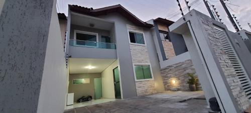Itarare House | Comfortable Duplex with Air, Internet & Parking in Prime Location
