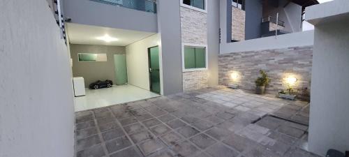 Itarare House | Comfortable Duplex with Air, Internet & Parking in Prime Location