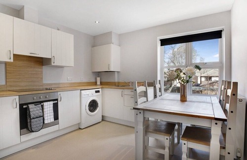 Darlington Apartment | Convenient Duplex Apartment with Private Parking Near A1